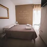 Le Dimore Degli Artisti Vico Mercatello 3*