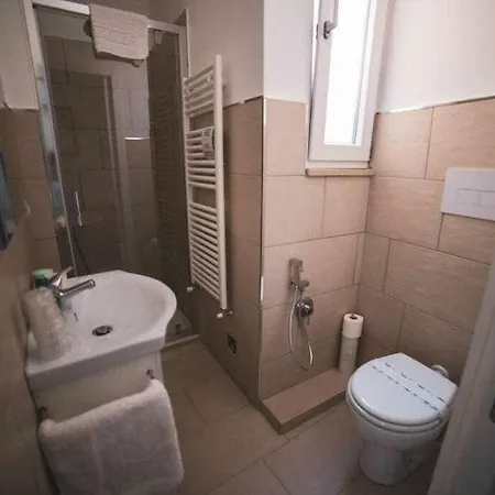 Le Dimore Degli Artisti Vico Mercatello Affittacamere 3*